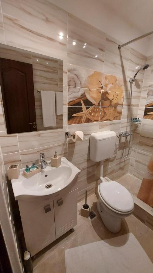 Hotel Ambiennt Bucarest Esterno foto