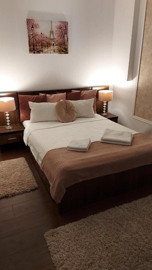 Hotel Ambiennt Bucarest Esterno foto