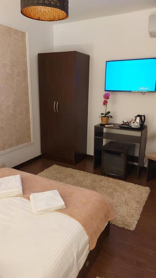 Hotel Ambiennt Bucarest Esterno foto