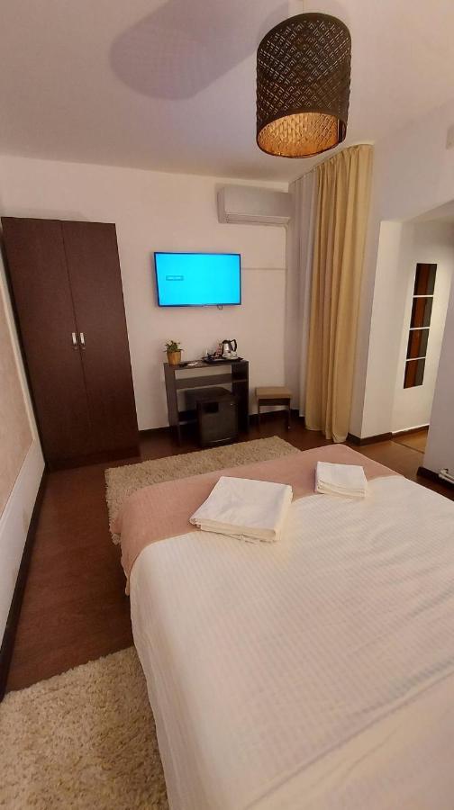 Hotel Ambiennt Bucarest Esterno foto