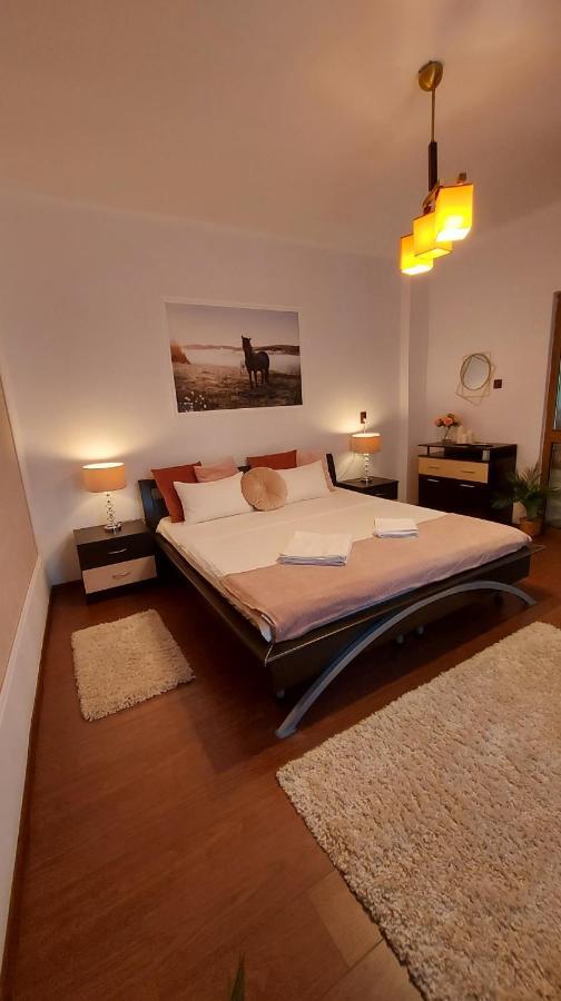 Hotel Ambiennt Bucarest Esterno foto