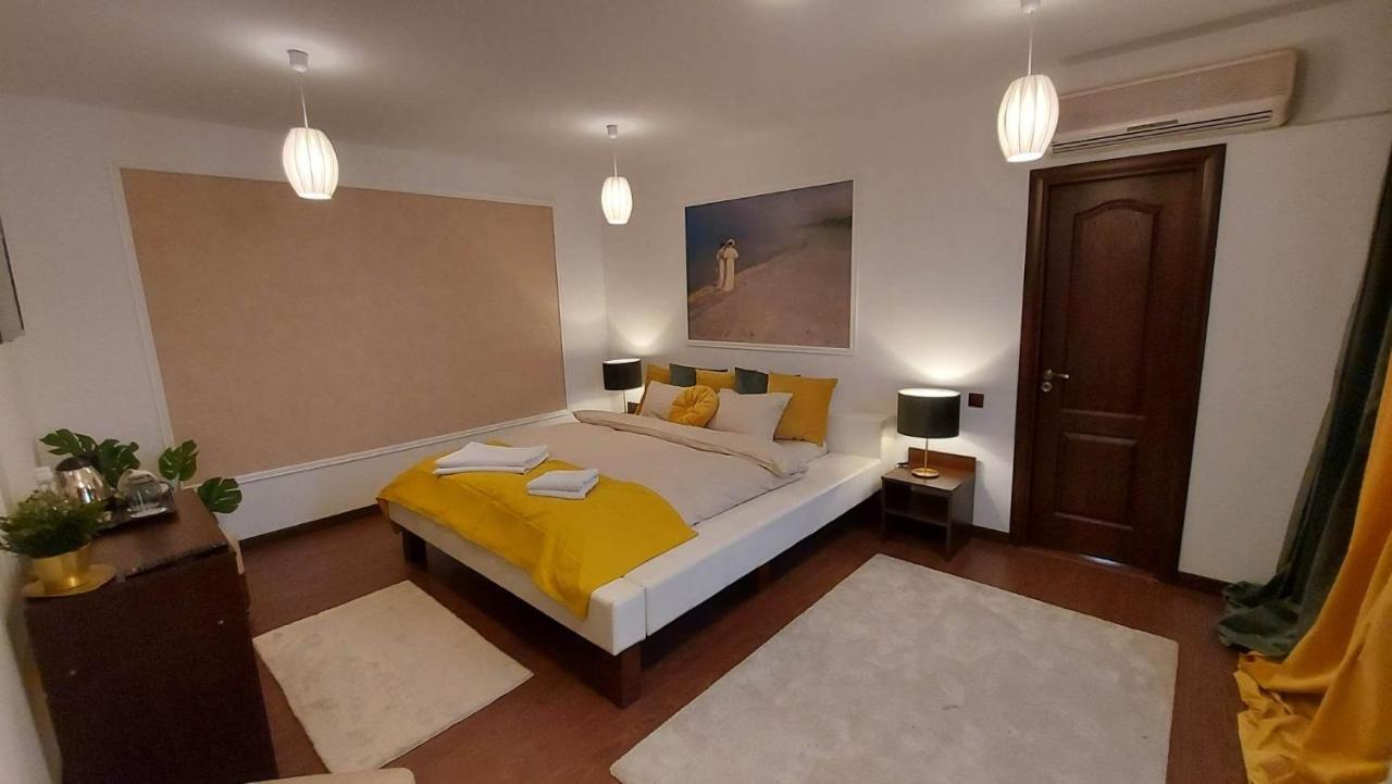 Hotel Ambiennt Bucarest Esterno foto