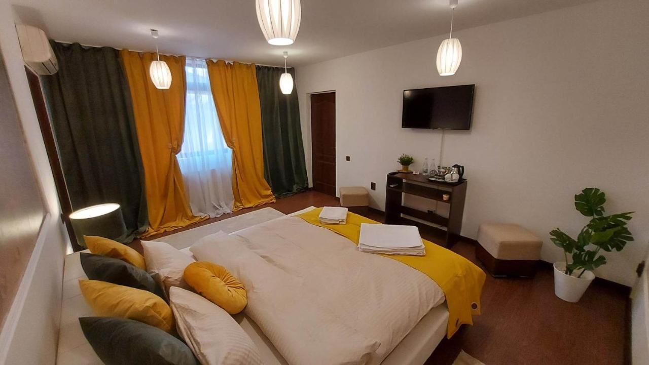 Hotel Ambiennt Bucarest Esterno foto