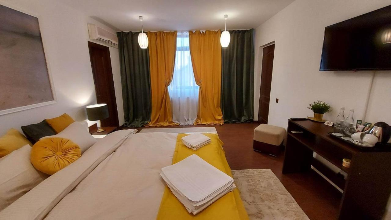 Hotel Ambiennt Bucarest Esterno foto