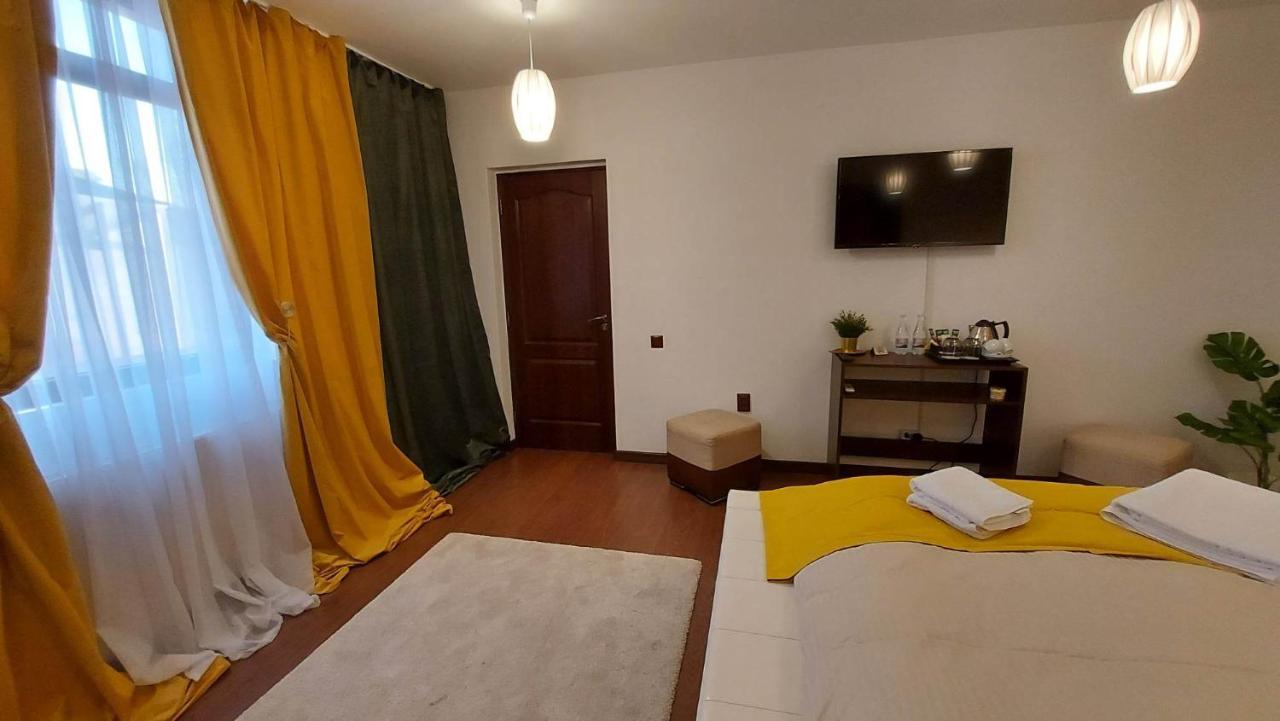 Hotel Ambiennt Bucarest Esterno foto